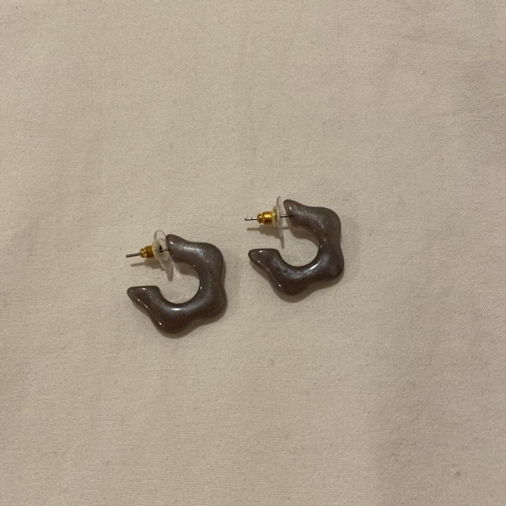 purple resin flower hoop earrings